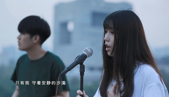 抖音只有我看著別人的快樂是什么歌？誰唱的